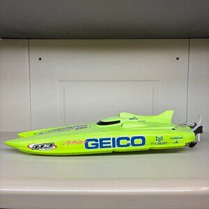 Miss Geico Catameran Pro Boat 17" Brushed Catamaran RTR